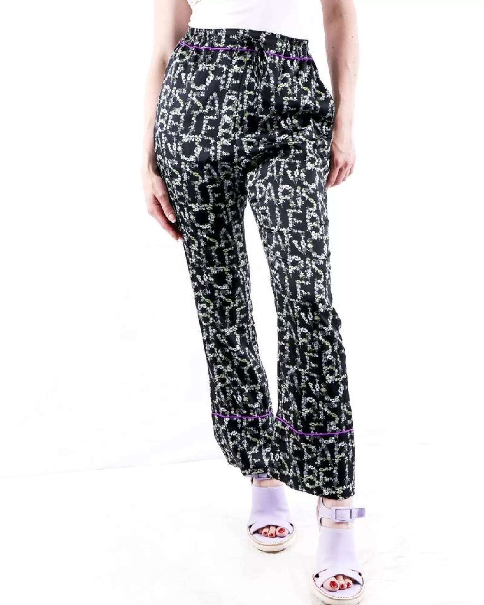 La Piscine Paris Pantalon façon pyjama en satin à motifs logo fleuri Isabelle Blanche Noir Hot