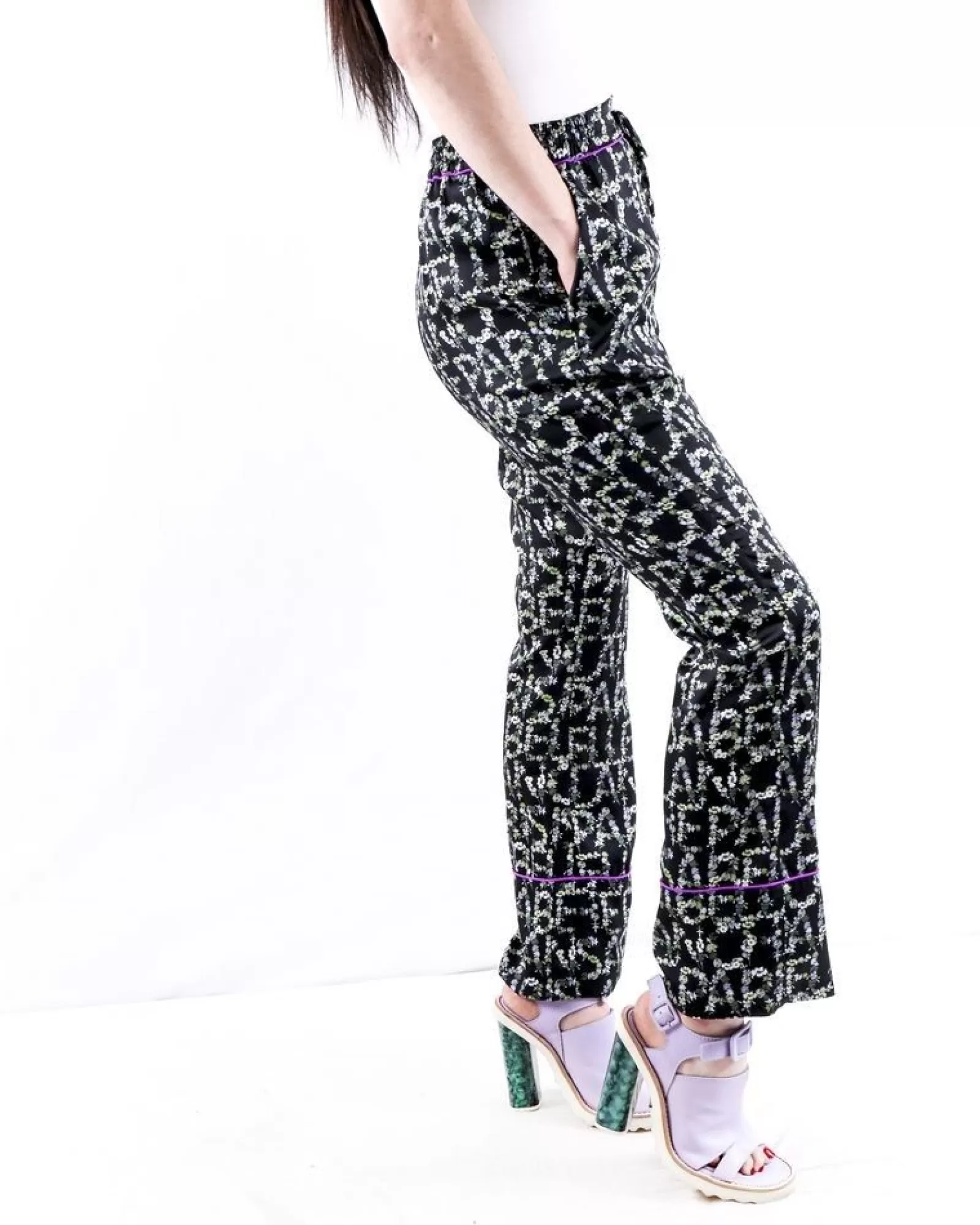 La Piscine Paris Pantalon façon pyjama en satin à motifs logo fleuri Isabelle Blanche Noir Hot