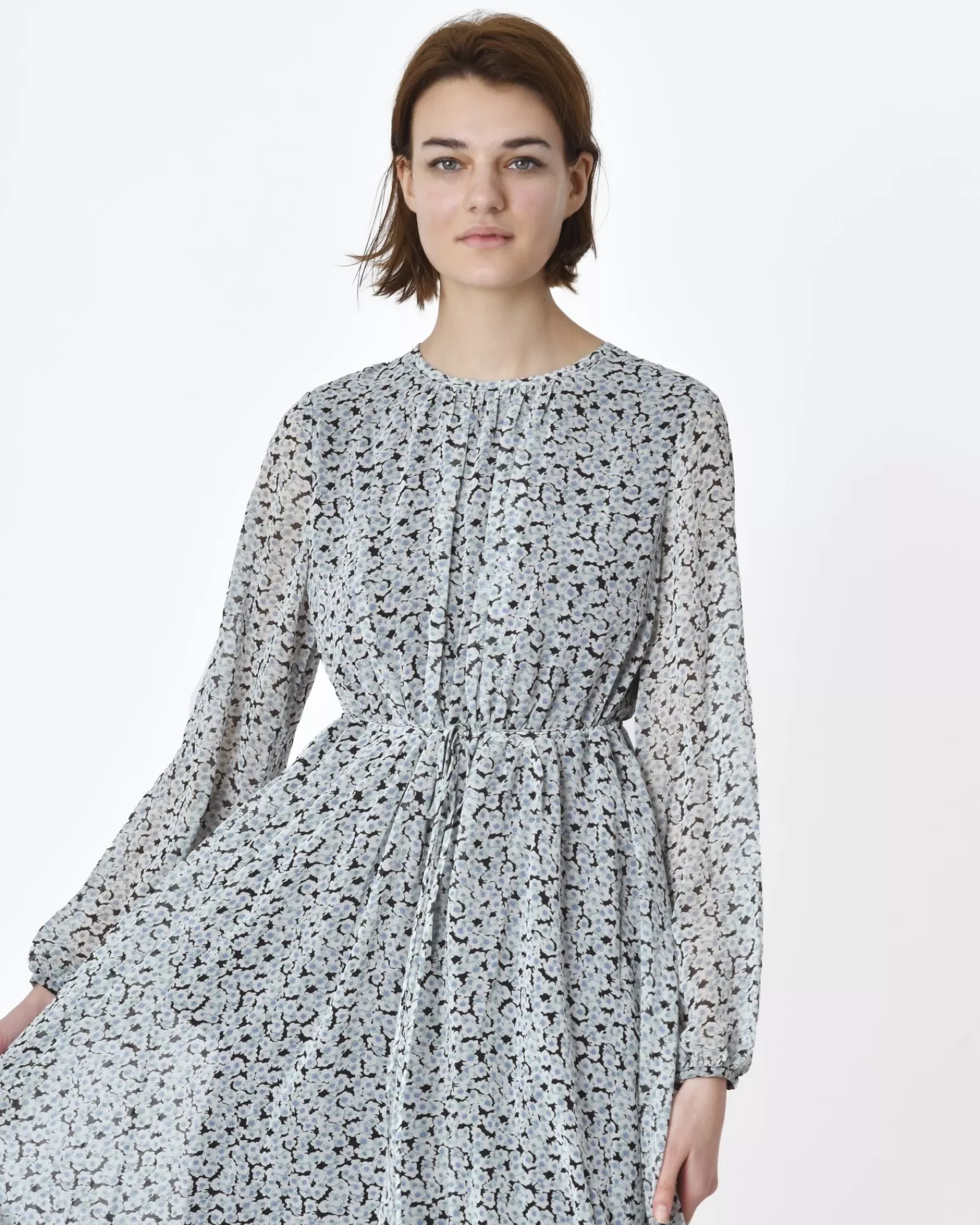 La Piscine Paris Robe longue à fleurs sur fond noir Idano Bleu Online