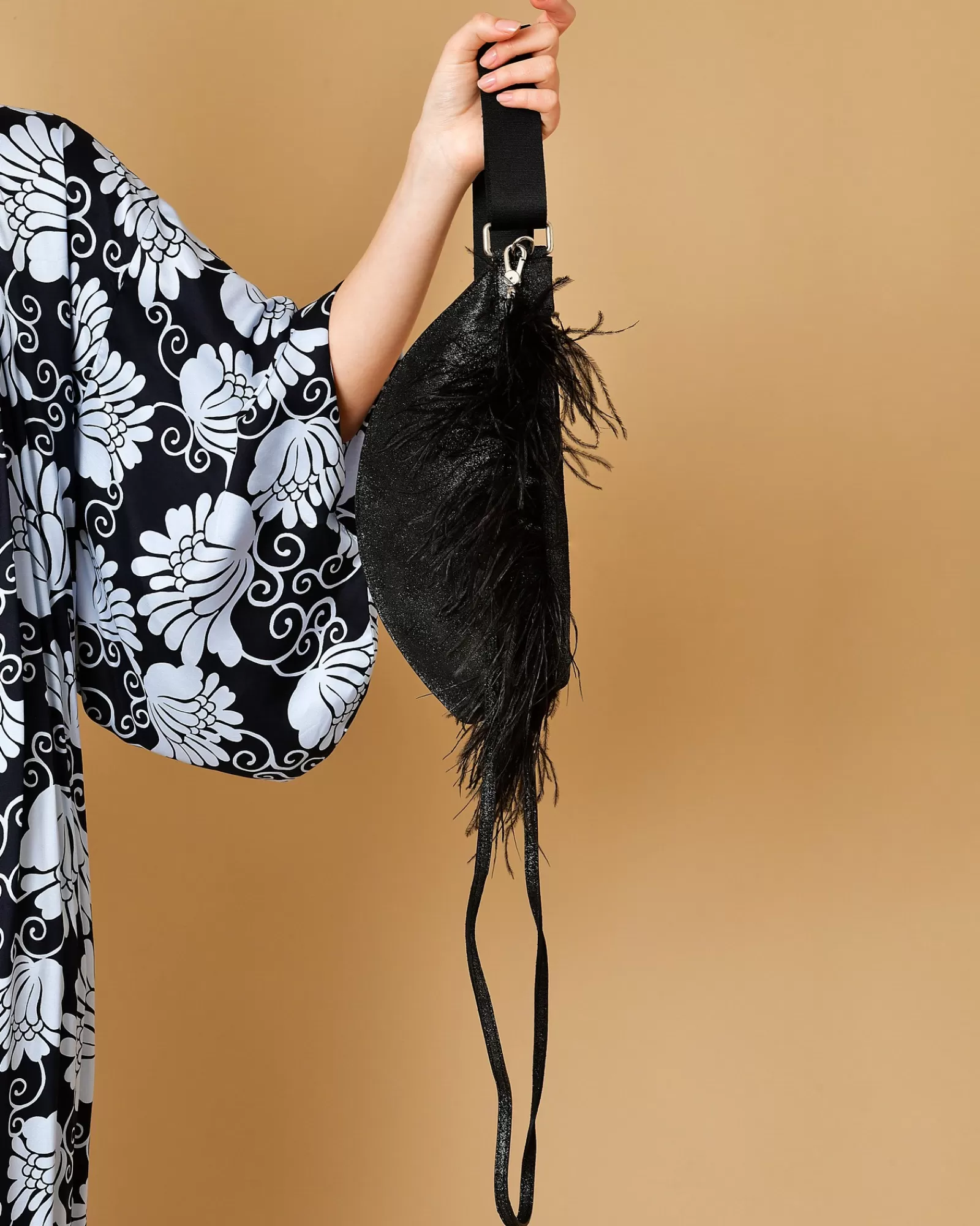 La Piscine Paris Sac ceinture en cuir pailleté et plumes Lorena Antoniazzi Noir New