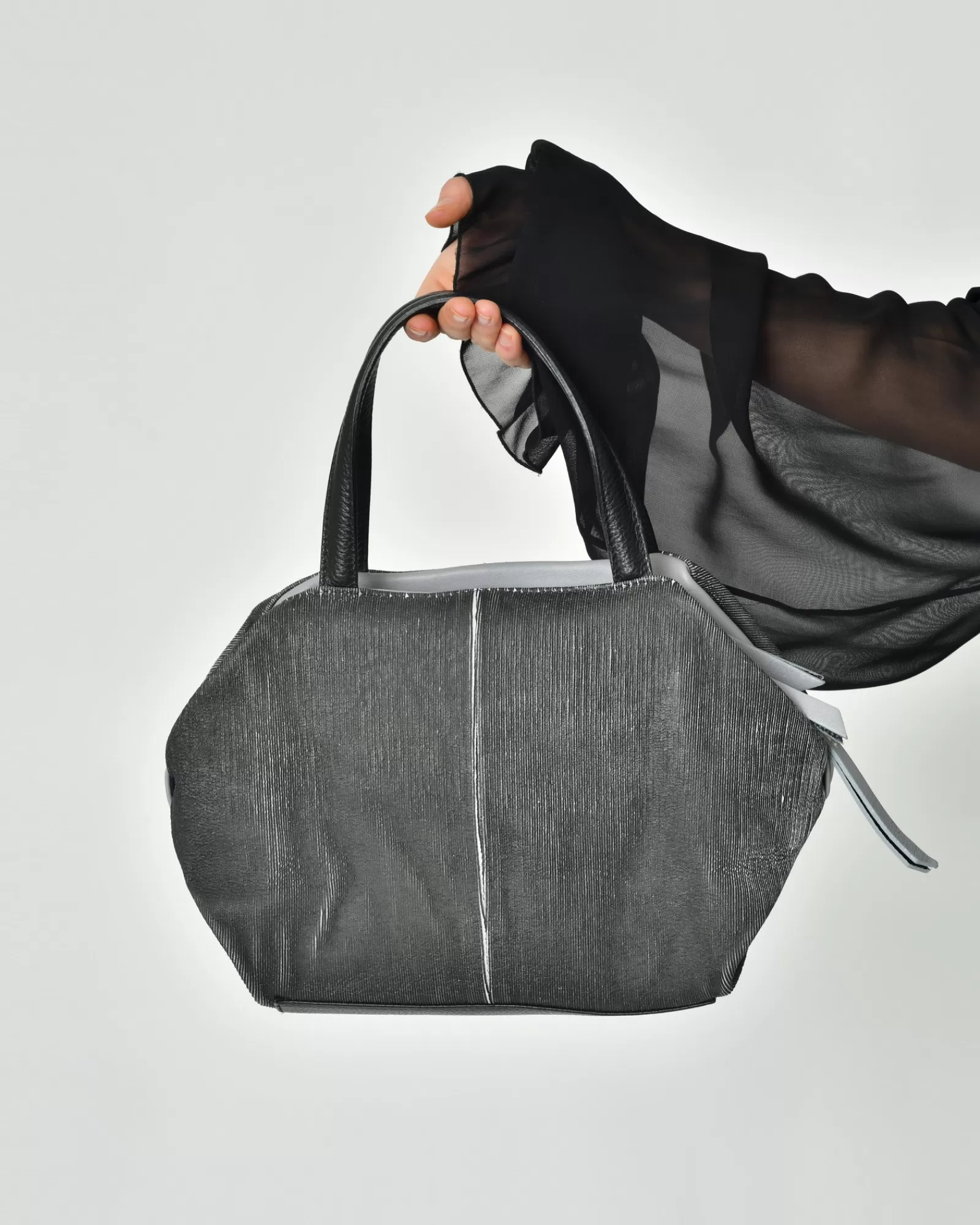 La Piscine Paris Sac en cuir à découpe laser Lisa Conté Gris Flash Sale